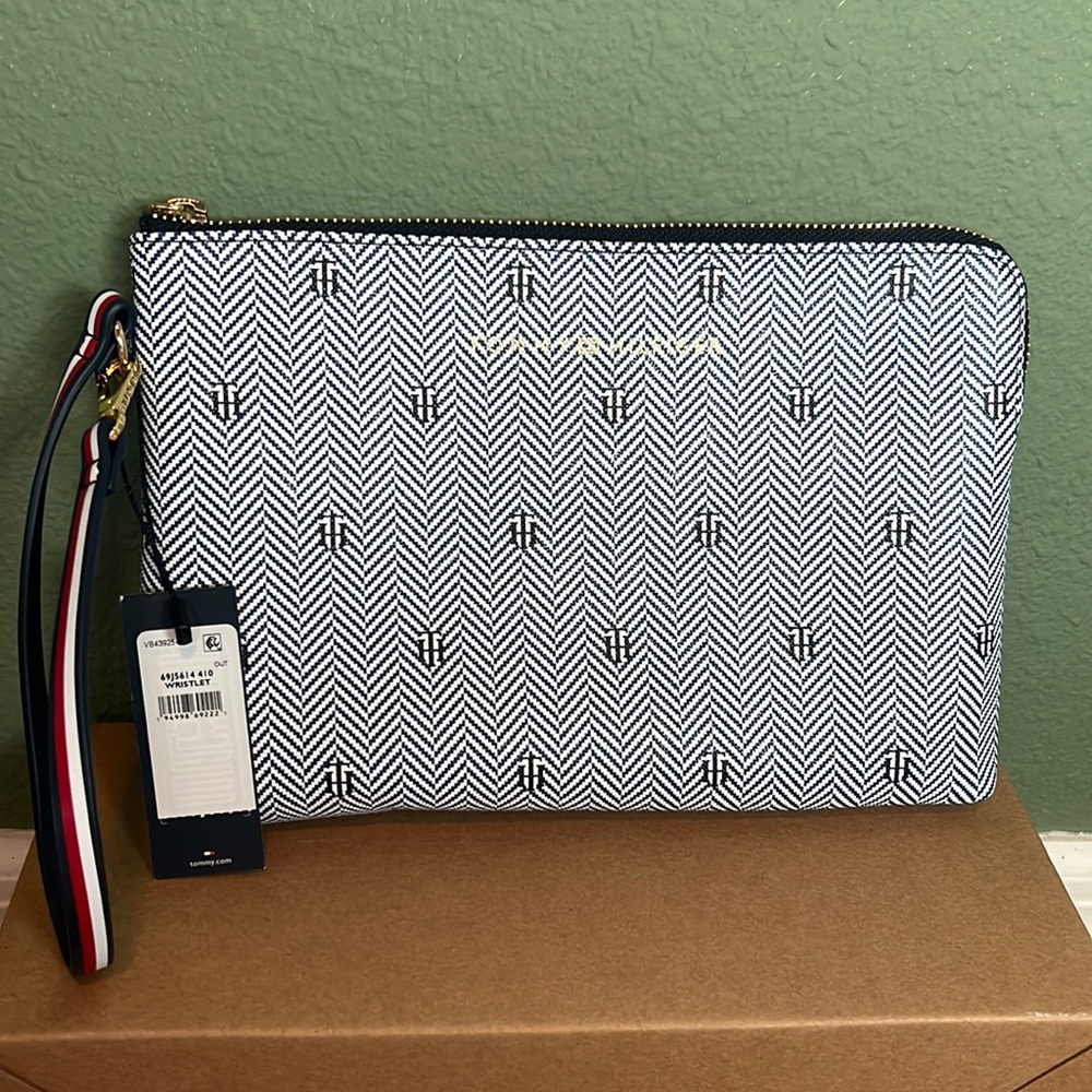 NWT Tommy Hilfiger wristlet